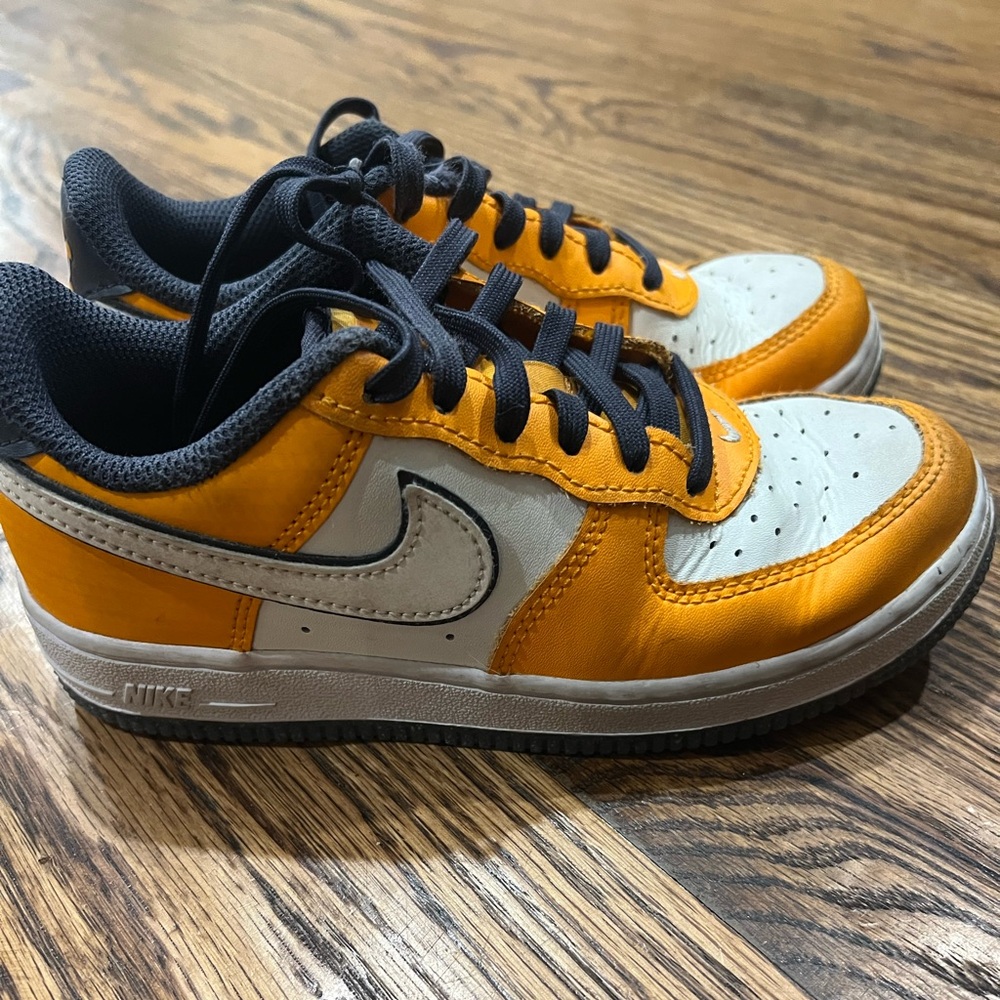 Nike kids Air Force 1 Low. SE clownfish size 13